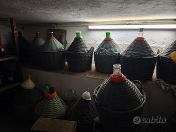 damigiane, torchio, pigiatrice #vino #cantina