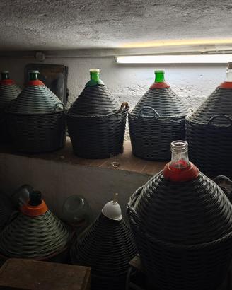damigiane, torchio, pigiatrice #vino #cantina