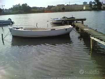 Lancia in vetroresina con motore fuoribordo