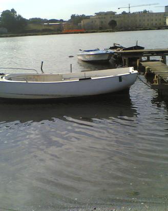 Lancia in vetroresina con motore fuoribordo