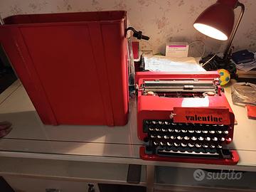 Macchina da scrivere Olivetti valentine