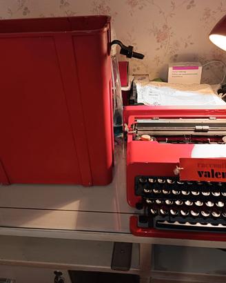 Macchina da scrivere Olivetti valentine
