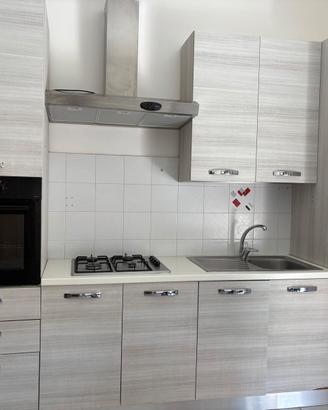 cucina completa di elettrodomestici 