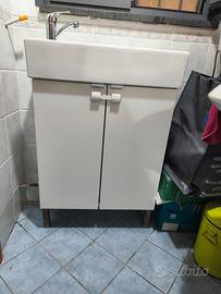 Mobile bagno LCA con lavabo e rubinetto