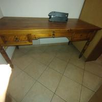 scrivania in legno scuro