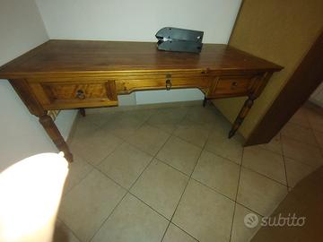 scrivania in legno scuro