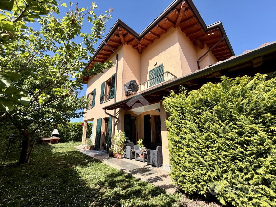 VILLA A SCHIERA A MONZA