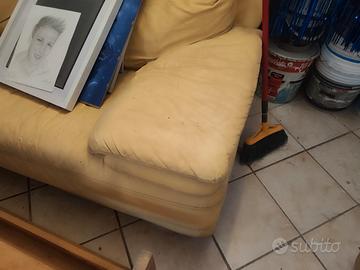 divano in pelle giallo