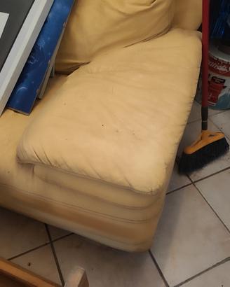 divano in pelle giallo