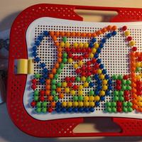 Gioco chiodini colorati