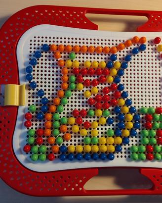Gioco chiodini colorati