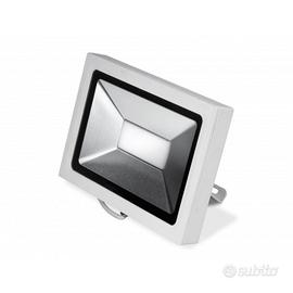 faretto a led 50w IP65 nobiled 423 4k con staffa