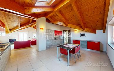 SPLENDIDA VILLA CON AMPIO GIARDINO E BOX AUTO