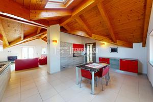 SPLENDIDA VILLA CON AMPIO GIARDINO E BOX AUTO