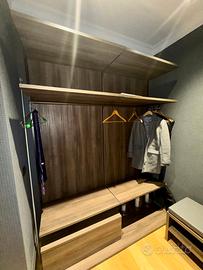 Armadio a muro con mensole, panca e cassettiera