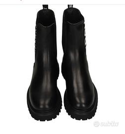 Anfibi in pelle nera per donna John Richmond