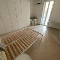 Ampia stanza arredata