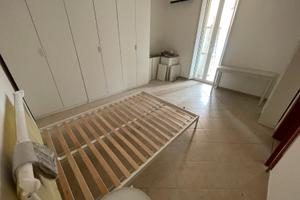 Ampia stanza arredata