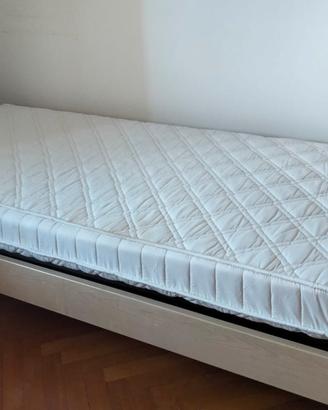 letto singolo con doghe e materasso