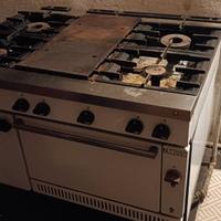 Cucina pro Zanussi 4 fuochi + piastra + forno gas