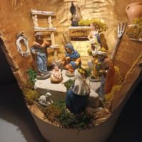 Presepe dentro brocca con luce