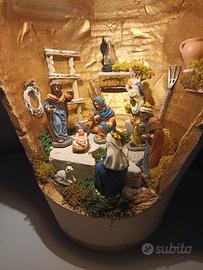 Presepe dentro brocca con luce