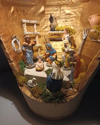 Presepe dentro brocca con luce