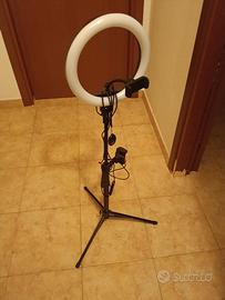 Luce led con treppiede