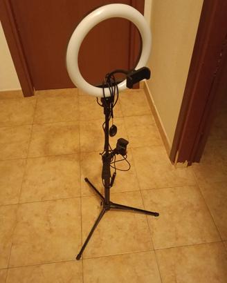 Luce led con treppiede