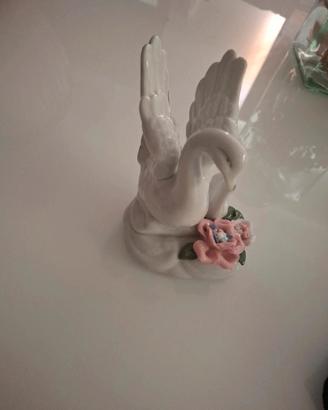 statuine cigni in porcellana con rose in rilievo