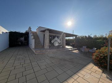 VILLA A SCHIERA A TAVIANO