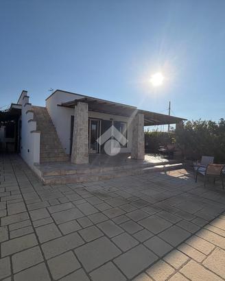 VILLA A SCHIERA A TAVIANO