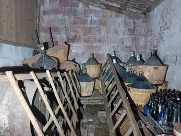 Botti, fiasche, torchio, bottiglie, tinozze vino