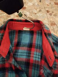 camicia pesante a scacchi blu e rossa