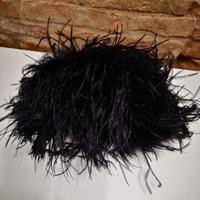 Cappello in piume di struzzo 