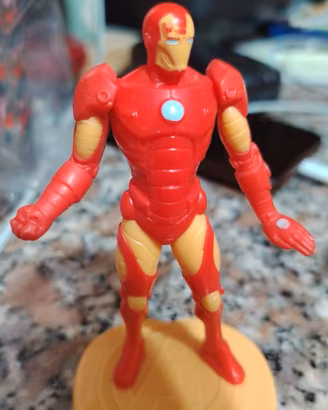 Iron Man Kinder Sorpresa Maxi Marvel con base