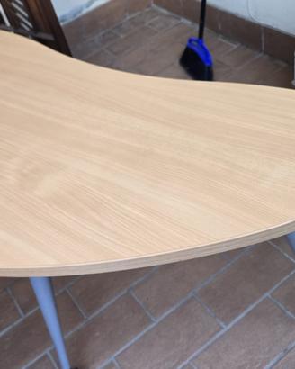 Tavolo in legno angolare in legno con rotelle