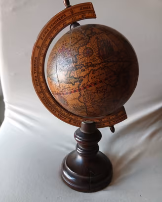 Mappamondo in legno vintage