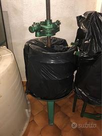Torchio manuale per uva / da vino in legno e ghisa