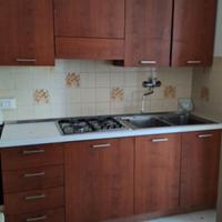 Cucina usata con lavello e 4 fuochi