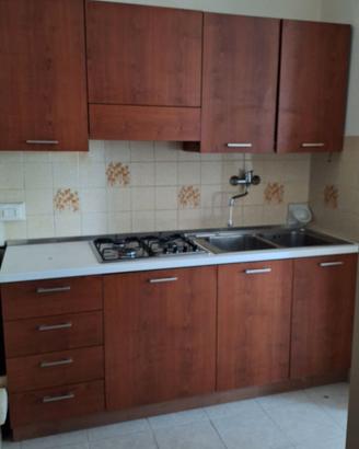 Cucina usata con lavello e 4 fuochi