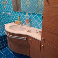 Mobile bagno completo di lavabo e specchio