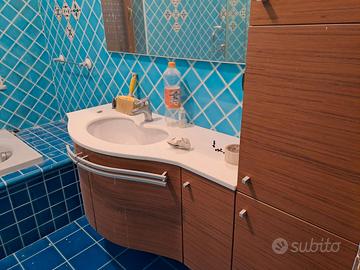 Mobile bagno completo di lavabo e specchio