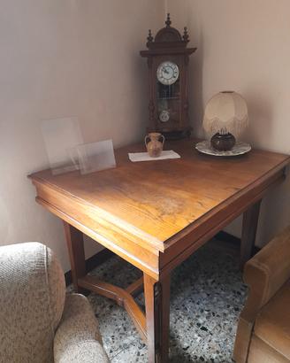 tavolo del 1920 fatto a mano