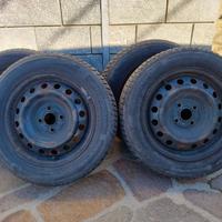 Gomme invernali 185/60/15 con cerchi