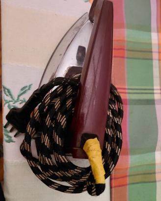 Ferro da stiro d'epoca NON TESTATO.