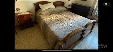 Stanza da letto in legno massello