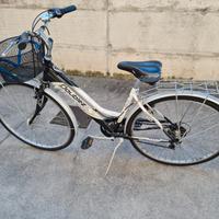 bicicletta per donna bianca e nera 