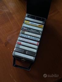 Lotto musicassette vintage con custodia