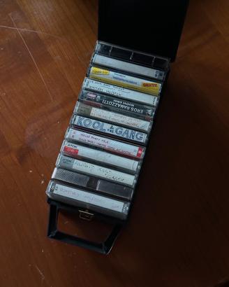 Lotto musicassette vintage con custodia